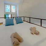 Daire Trendy Retreat In Historic