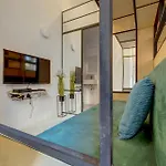 Daire Trendy Retreat In Historic