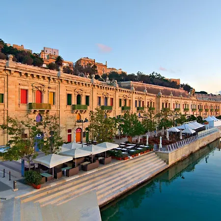 Trendy Retreat In Historic Apartman