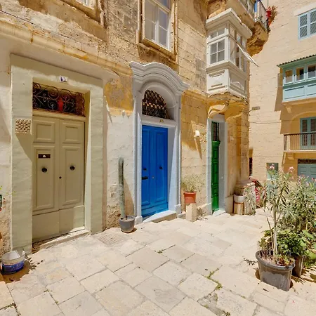 Trendy Retreat In Historic *