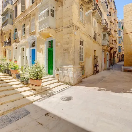 Trendy Retreat In Historic Apartment *
