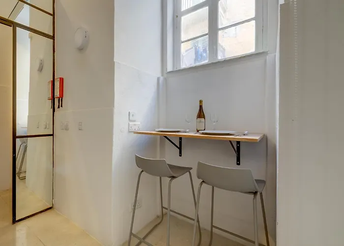 Trendy Retreat In Historic Apartament *