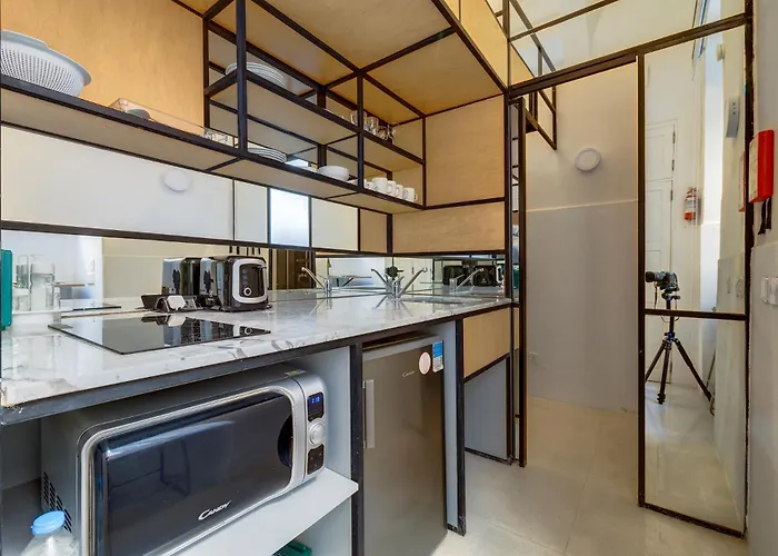 Trendy Retreat In Historic Apartament *